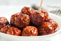 Spicy 4-Ingredient Cranberry Meatballs (Slow Cooker)