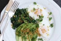 Poached Eggs with Avocado, Spinach and Crispy Quinoa Bowl