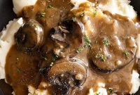 Creamy Mushroom Gravy Recipe for Roasts and Mashed Potatoes
