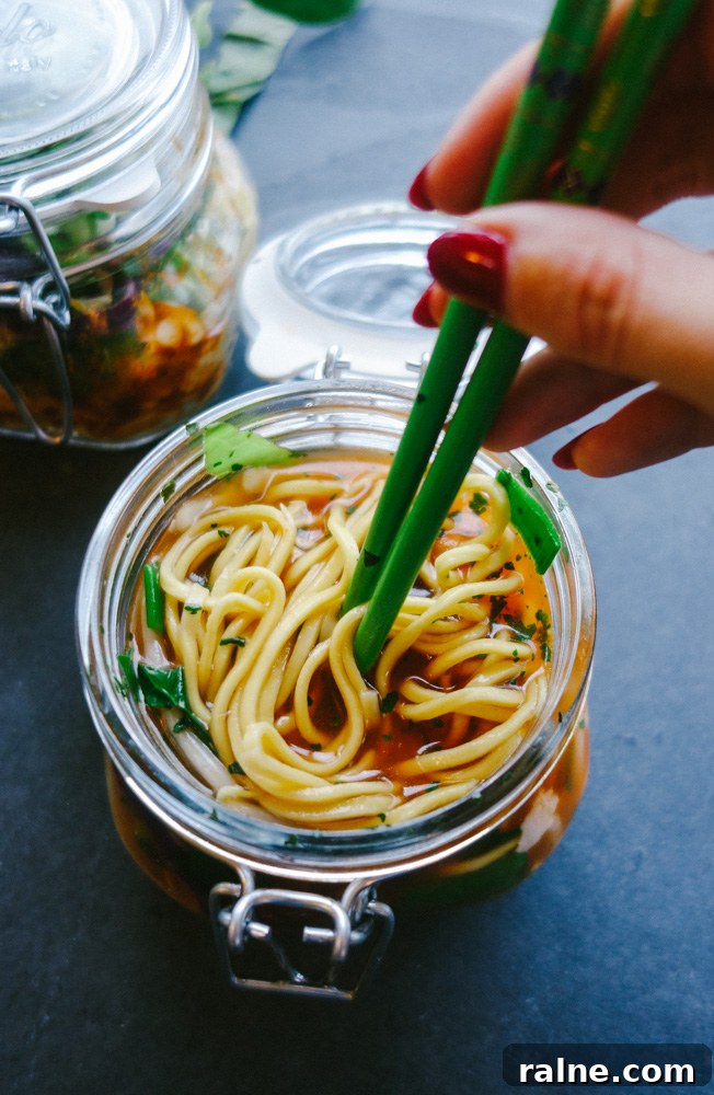 25+ Mason Jar Recipes for Quick Meals & Snacks 3 Traveling Noodles | 25+ Mason Jar Eats