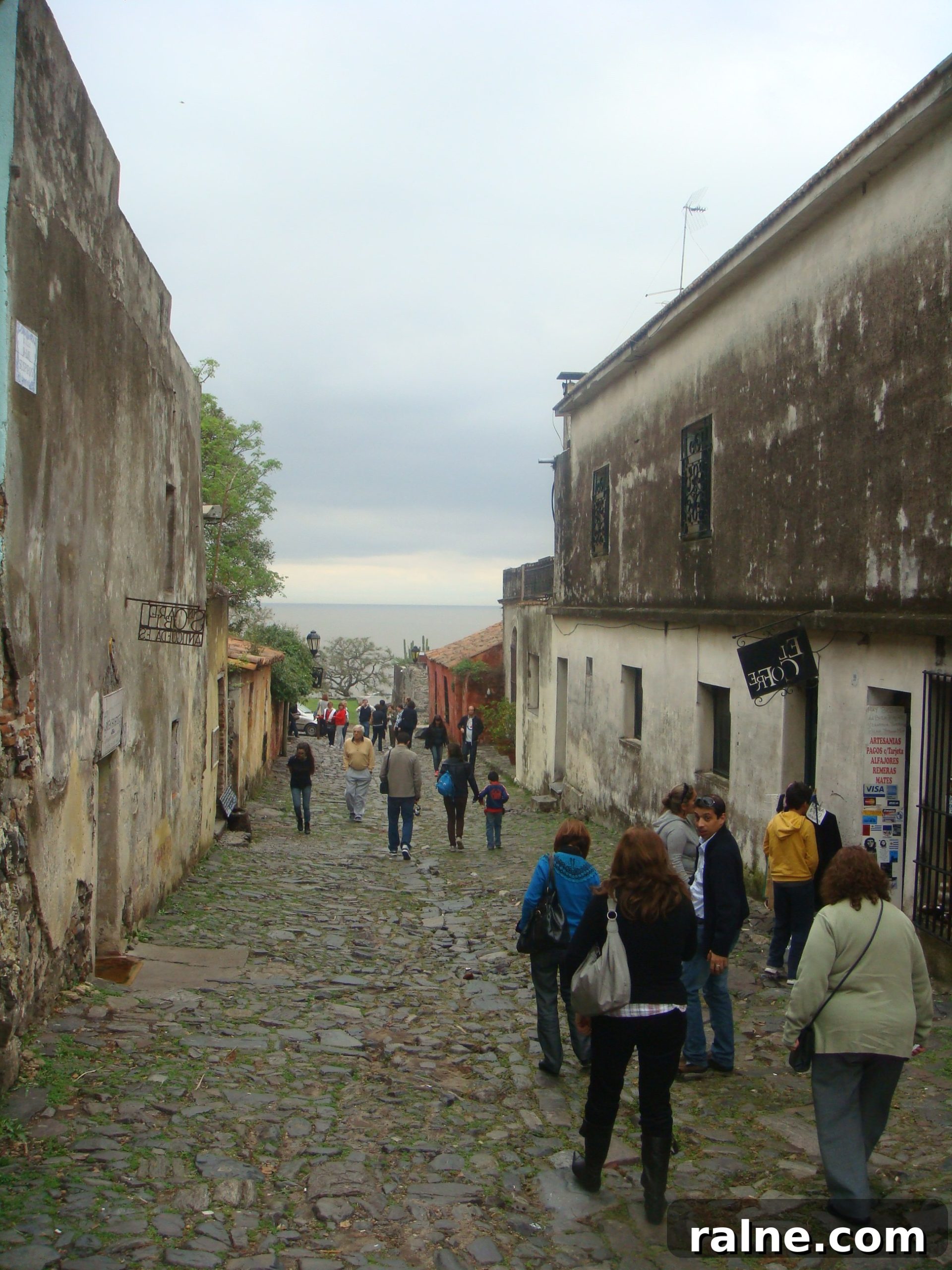 DSC05330 Cobblestone street and buildings