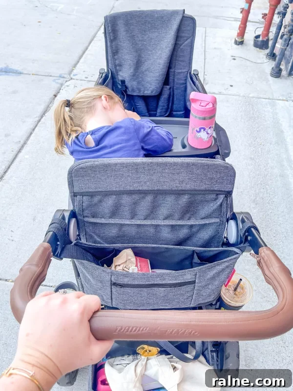 Radio Flyer Voya Stroller Wagon Review: Features, Pros & Cons 4 img 39121 3
