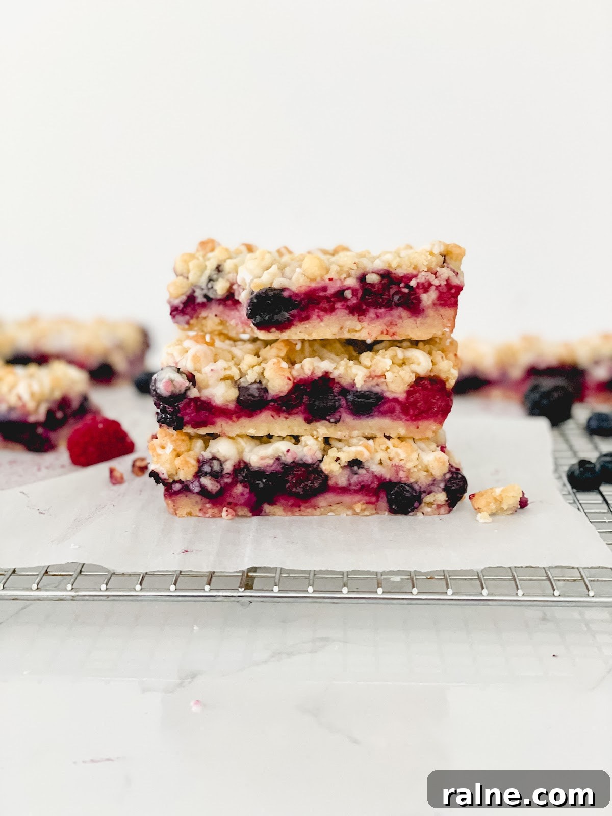 Mixed Berry Streusel Bars with Lemon Glaze 3 img 47 2